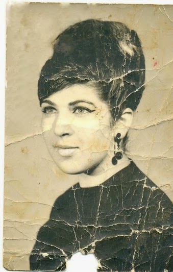 Foto antigua de una mujer con peinado de época